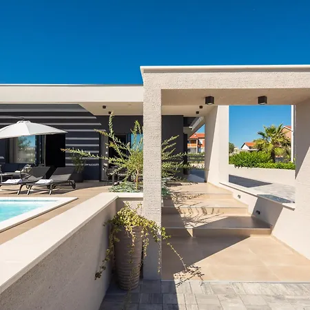 M Villa *
