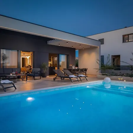 M Villa *