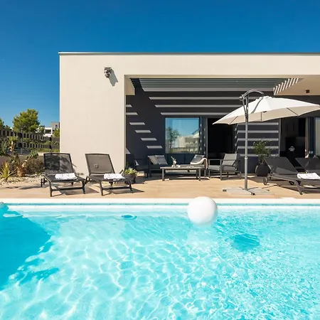 M Villa *